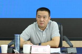 卡马文加晒时尚帅照，皇马队友评论：你是门将？别忘戴手套？